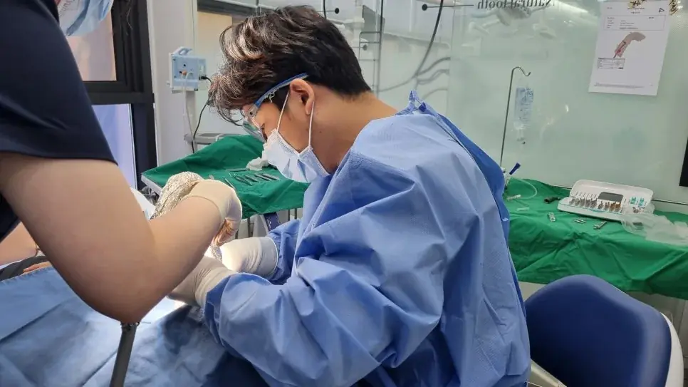 수술복 차림으로 진료 중인 김승민 대표원장